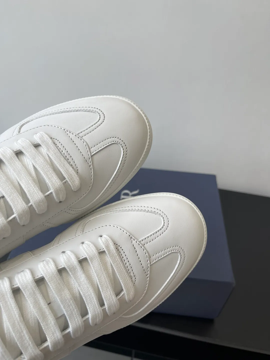 Factory price: 420💰The top version of Dior 25ss new product B01 moral training shoes. The toe size design of the couple's style is a bit wider. The upper foot comfort is perfect. The thread is beautiful. Perfectly suitable for trousers. Decorated with various classic details. It is the ideal choice for daily styling. It can be matched with various casual items to create exquisite shapes. Fabric first layer cowhide/lining sheepskin T men's shoes💰U original outsole Code number: 38-44, customized 45